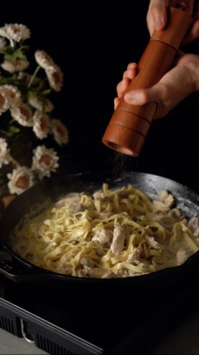 Finished black-peppered chicken spaghetti served in a skillet